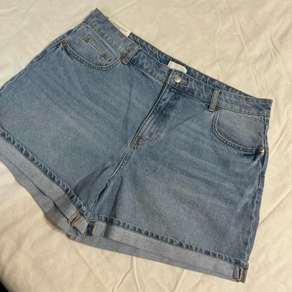 H&M Light Wash Cuffed Denim Shorts